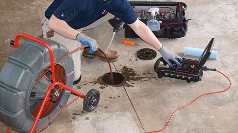 Thông cống nhà vệ sinh bằng máy, chuyên nghiệp, sạch sẽ