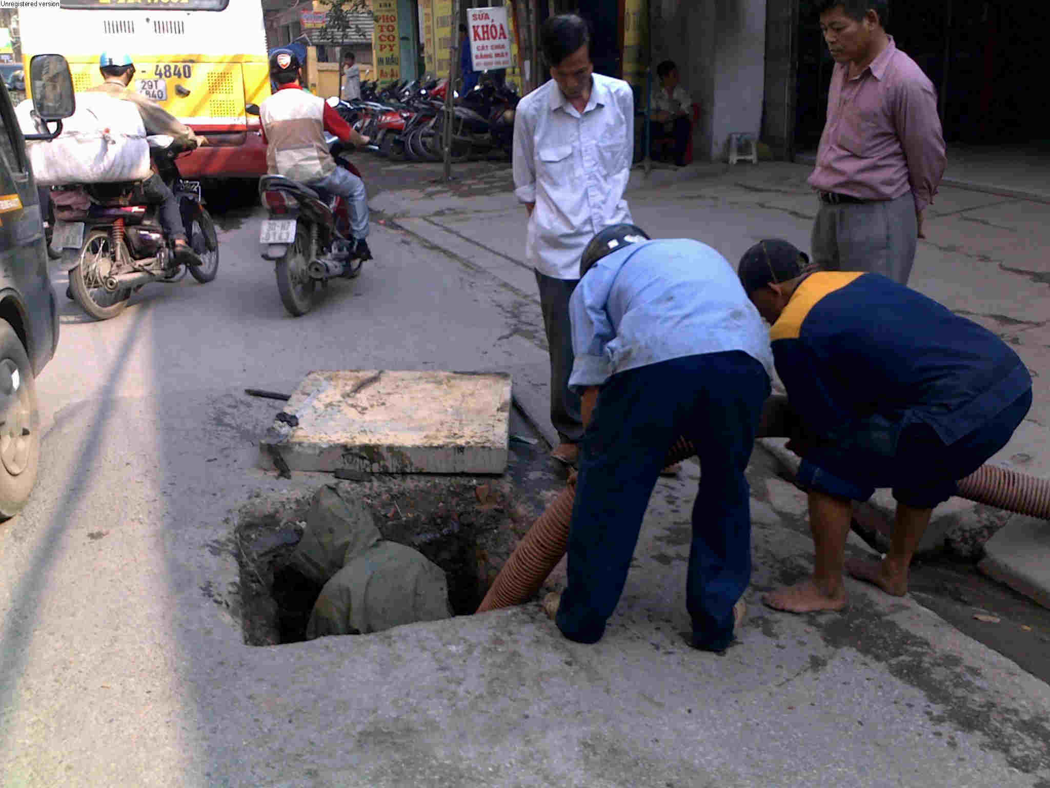 Thông tắc cống tại thị trấn Trung Thành